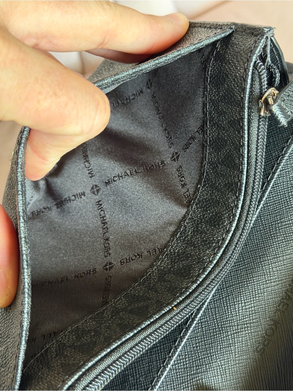 MICHAEL KORS Jet Set Medium Signature Logo Crossbody Bag in Gray/ Black - Picture 15 of 16